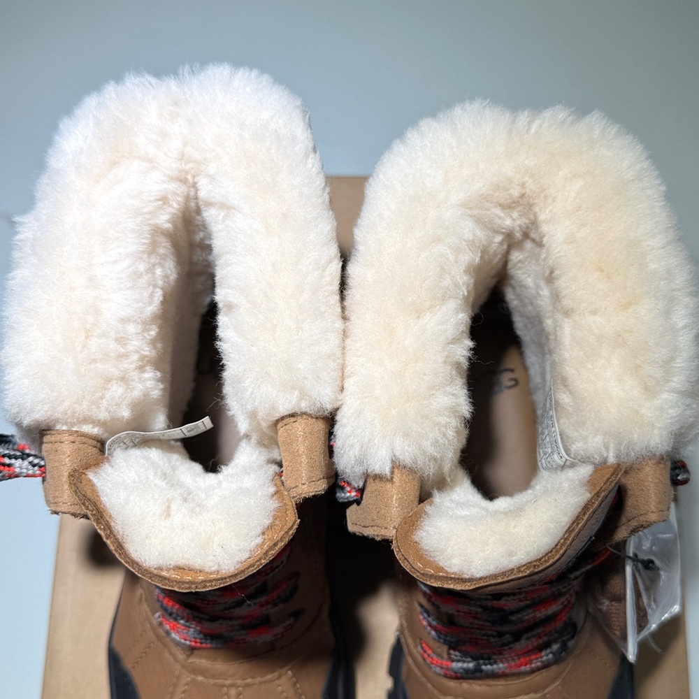 NEW 6.5 UGG Ashton Addie, Leather & Sheepskin, Authentic, Camel:Black, size 6.5 - Picture 7 of 12